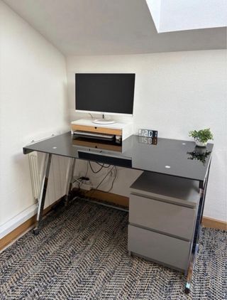 Escritorio cristal negro y estructura metal