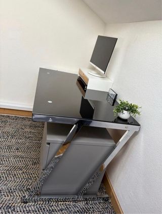 Escritorio cristal negro y estructura metal