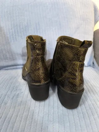 Botines verdes con tachuelas