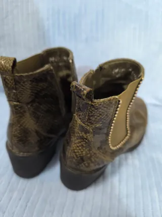 Botines verdes con tachuelas