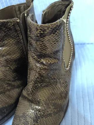 Botines verdes con tachuelas