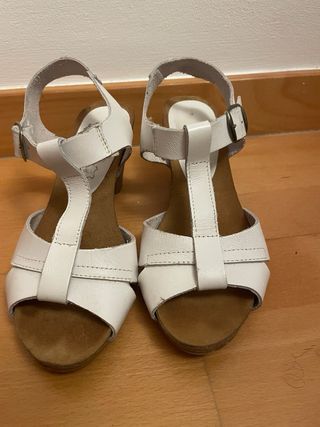 Sandalias tacón de piel blancas. Usadas 2 veces.