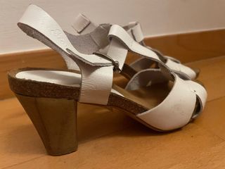 Sandalias tacón de piel blancas. Usadas 2 veces.