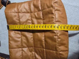 Bolso acolchado dorado hecho por modista