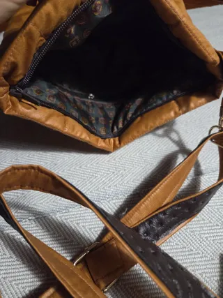 Bolso acolchado dorado hecho por modista