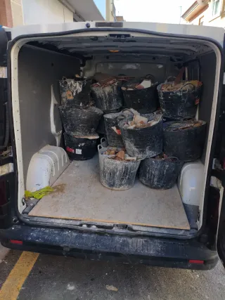 Se tiran escombro y muebles