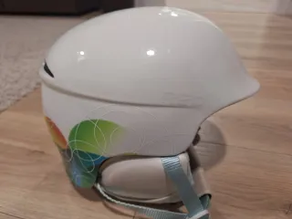 Casco de esquí blanco con dibujo.