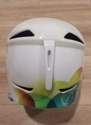 Casco de esquí blanco con dibujo.