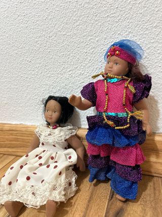 Muñecas de porcelana vestidas