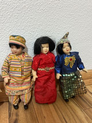 Muñecas de porcelana vestidas