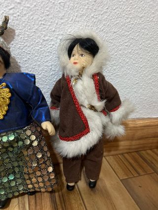 Muñecas de porcelana vestidas