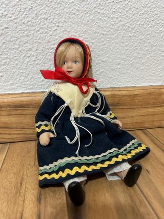 Muñecas de porcelana vestidas