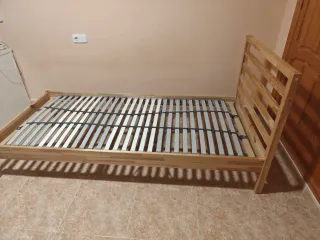 Estructura de cama de madera de pino + somier.