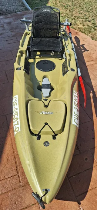 Kayak Hobie color verde con remo