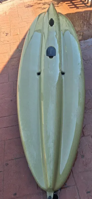Kayak Hobie color verde con remo