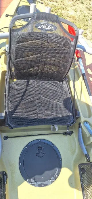 Kayak Hobie color verde con remo