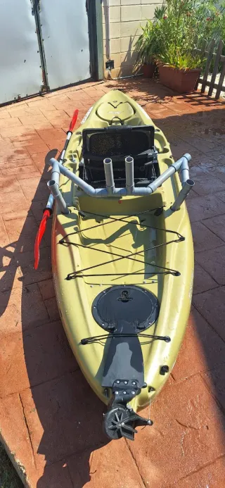 Kayak Hobie color verde con remo