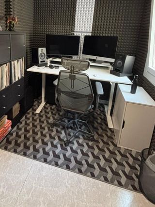 ALFOMBRA de pelo corto gris y negro.