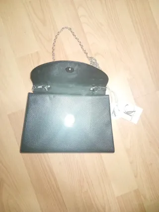 Bolso de mano negro con cadena