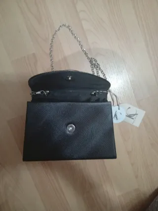 Bolso de mano negro con cadena
