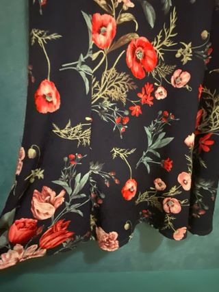 Vestido largo azul con estampado floral rojo