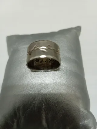 Anillo plateado con diseño