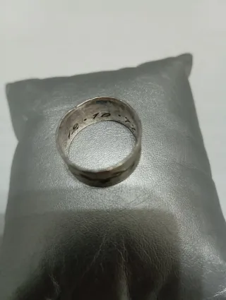 Anillo plateado con diseño