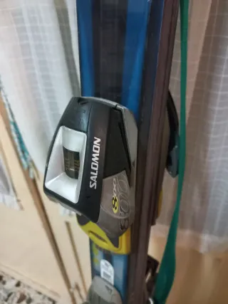 Esquís con fijaciones