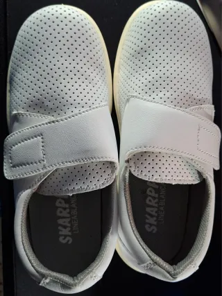 Zuecos SKARPPA blancos