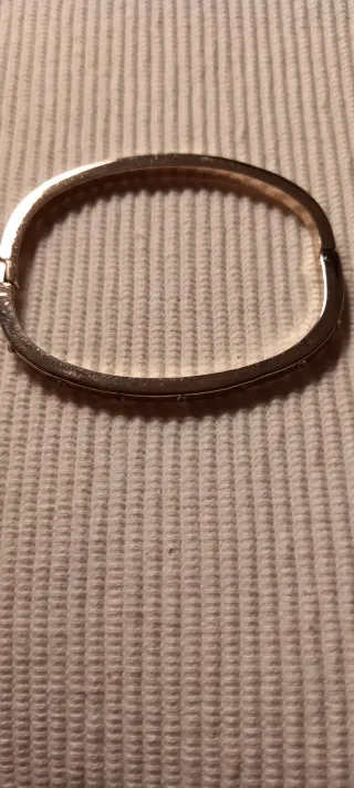 Pulsera dorada con cristales