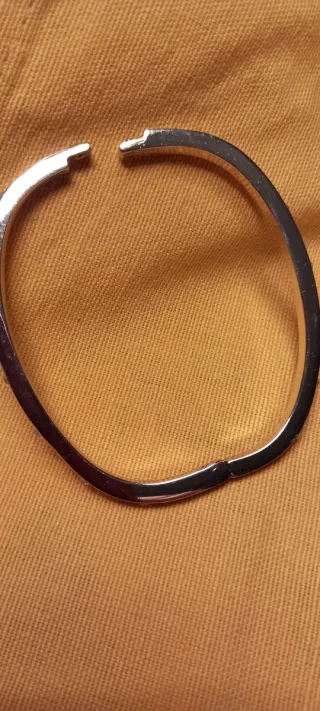 Pulsera dorada con cristales