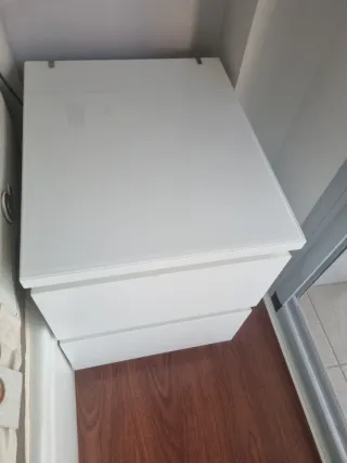 Due tavolini con piani in vetro per comodini IKEA MALM