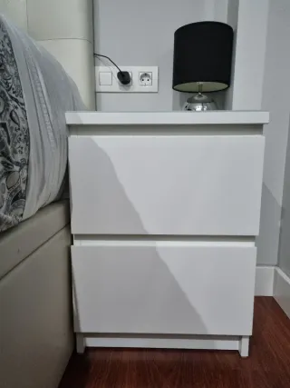 Due tavolini con piani in vetro per comodini IKEA MALM