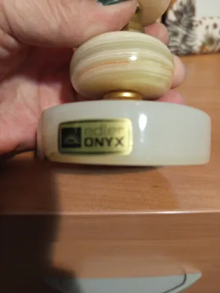 Portavelas de mármol y vela floral