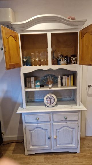 Vitrina recuperada azul y blanca