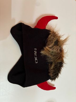 Gorro RIDO con cuernos y pelo