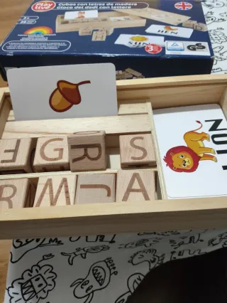 Cubos de madera con letras