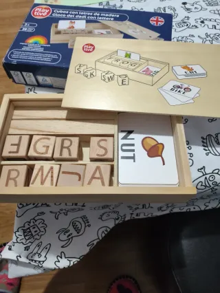 Cubos de madera con letras