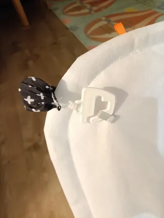 Gimnasio bebé con arco y juguetes.