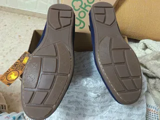Zapatillas de ante azul marino, sin estrenar.