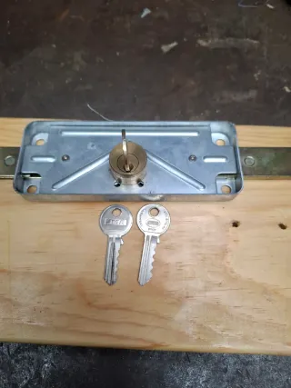 Cerraduras para persianas metálicas