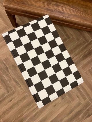 Mesita de noche restaurada a mano