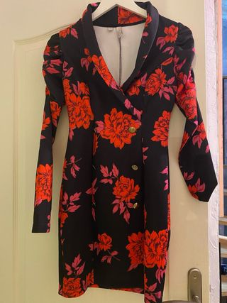 Vestido elegante negro con estampado floral rojo