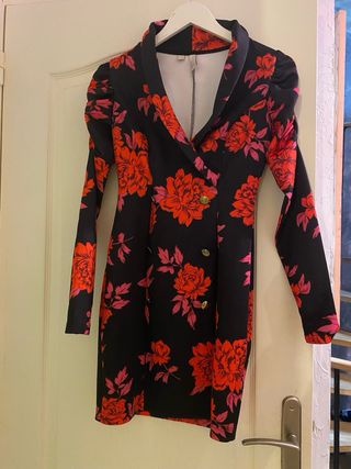 Vestido elegante negro con estampado floral rojo