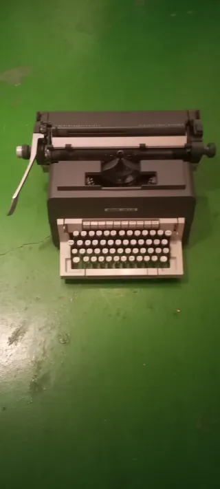 Máquina de escribir Olivetti Línea 98