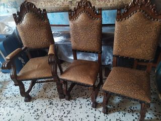 Juego 2 sillas y sillón repujado