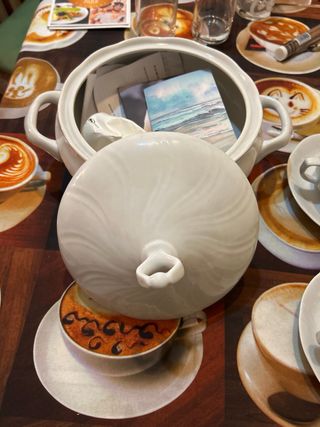 Sopera de porcelana blanca