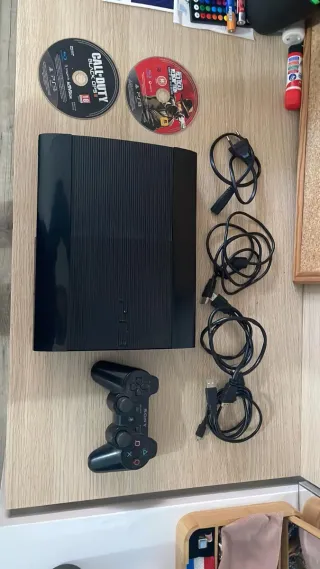 PlayStation 3 con mando y juegos