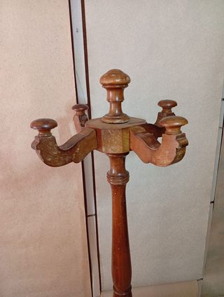 Perchero de pie de madera