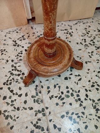 Perchero de pie de madera